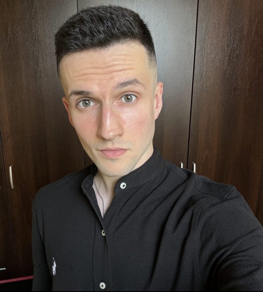 Poznaj nasze gumy treningowe Mini i Power Band – idealne do treningu w domu, na siłowni i w plenerze!
Dzięki wyjątkowej jakości materiałowi gumy oporowe są trwałe, przyjemne w dotyku i nie powodują podrażnień, co czyni je doskonałym wyborem dla każdego. Progresywny opór gum pozwala na dopasowanie intensywności do poziomu zaawansowania, dzięki czemu możesz trenować zarówno górne, jak i dolne partie ciała. Nasze gumy treningowe Mini i Power Band są stworzone z materiałów najwyższej jakości – nie rolują się, nie pękają i zapewniają pełną swobodę ruchu podczas ćwiczeń. Świetnie sprawdzają się zarówno w treningu siłowym, jak i cardio, pomagając w modelowaniu sylwetki i spalaniu tkanki tłuszczowej. Zalety gum Mini i Power Band: * Wszechstronność: przetrenujesz całe ciało. * Kompaktowe w przechowywaniu – idealne do małych przestrzeni. * Wysoka wytrzymałość – gumy nie pękają i zachowują swoje właściwości na długo. * Darmowy plan treningowy – zawiera rozgrzewkę, ćwiczenia i szczegółowe wskazówki. Zabierz nasze gumy treningowe na siłownię, do domu lub w podróż i przekształć każdy trening w efektywną i przyjemną aktywność. Otrzymasz praktyczny woreczek oraz plan treningowy, który pozwoli Ci zacząć od razu po zakupie! gumy treningowe, mini band, power band, gumy materiałowe, trening w domu, sprzęt fitness, akcesoria do ćwiczeń, opór progresywny, taśmy treningowe, gumy do ćwiczeń, siłownia w domu, sprzęt do treningu, gumy oporowe, fitness w domu, akcesoria fitness, gumy do pośladków, gumy na uda, gumy treningowe materiałowe, gumy oporowe materiałowe, gumy na brzuch, trening całego ciała, mini band trening, power band ćwiczenia, opór gum treningowych, bawełniane gumy, gumy do jogi, gumy do pilatesu, gumy do crossfitu, trening siłowy, gumy na siłownię, gumy na wyjazd, sprzęt kompaktowy, gumy odporne na rozciąganie, gumy na cellulit, sprzęt fitness mobilny, gumy do rehabilitacji, gumy uniwersalne, gumy do rozgrzewki, gumy do wzmacniania mięśni, gumy fitness bawełniane, gumy na nogi, gumy na ręce, trening z gumami, sprzęt treningowy, gumy odporne na uszkodzenia, gumy do sportu, ćwiczenia na pośladki, ćwiczenia na uda, ćwiczenia na brzuch, gumy do treningu funkcjonalnego, gumy do wzmacniania ciała, gumy treningowe bez lateksu, gumy do fitnessu domowego, trening z oporem, sprzęt do treningu w domu, gumy antypoślizgowe, gumy na wzmocnienie nóg, gumy na trening siłowy, zestaw gum treningowych, trening w plenerze, gumy wielofunkcyjne, trening dla kobiet, trening dla mężczyzn, gumy na wyjazd, gumy bawełniane, fitness akcesoria, gumy do ćwiczeń funkcjonalnych, gumy do rozciągania, zestaw mini band, zestaw power band, ćwiczenia z oporem, gumy lekkie, gumy o dużym oporze, zestaw do ćwiczeń, gumy na efektywny trening, gumy sportowe, sprzęt do fitnessu, gumy treningowe z oporem, gumy na rozgrzewkę, taśmy do pilatesu, sprzęt fitnessowy, gumy treningowe wysokiej jakości, gumy odporne na zerwanie, gumy z praktycznym woreczkiem.