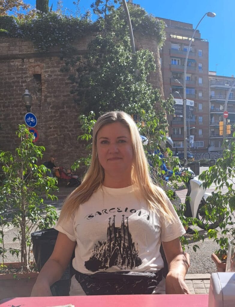 Poznaj nasze gumy treningowe Mini i Power Band – idealne do treningu w domu, na siłowni i w plenerze!
Dzięki wyjątkowej jakości materiałowi gumy oporowe są trwałe, przyjemne w dotyku i nie powodują podrażnień, co czyni je doskonałym wyborem dla każdego. Progresywny opór gum pozwala na dopasowanie intensywności do poziomu zaawansowania, dzięki czemu możesz trenować zarówno górne, jak i dolne partie ciała. Nasze gumy treningowe Mini i Power Band są stworzone z materiałów najwyższej jakości – nie rolują się, nie pękają i zapewniają pełną swobodę ruchu podczas ćwiczeń. Świetnie sprawdzają się zarówno w treningu siłowym, jak i cardio, pomagając w modelowaniu sylwetki i spalaniu tkanki tłuszczowej. Zalety gum Mini i Power Band: * Wszechstronność: przetrenujesz całe ciało. * Kompaktowe w przechowywaniu – idealne do małych przestrzeni. * Wysoka wytrzymałość – gumy nie pękają i zachowują swoje właściwości na długo. * Darmowy plan treningowy – zawiera rozgrzewkę, ćwiczenia i szczegółowe wskazówki. Zabierz nasze gumy treningowe na siłownię, do domu lub w podróż i przekształć każdy trening w efektywną i przyjemną aktywność. Otrzymasz praktyczny woreczek oraz plan treningowy, który pozwoli Ci zacząć od razu po zakupie! gumy treningowe, mini band, power band, gumy materiałowe, trening w domu, sprzęt fitness, akcesoria do ćwiczeń, opór progresywny, taśmy treningowe, gumy do ćwiczeń, siłownia w domu, sprzęt do treningu, gumy oporowe, fitness w domu, akcesoria fitness, gumy do pośladków, gumy na uda, gumy treningowe materiałowe, gumy oporowe materiałowe, gumy na brzuch, trening całego ciała, mini band trening, power band ćwiczenia, opór gum treningowych, bawełniane gumy, gumy do jogi, gumy do pilatesu, gumy do crossfitu, trening siłowy, gumy na siłownię, gumy na wyjazd, sprzęt kompaktowy, gumy odporne na rozciąganie, gumy na cellulit, sprzęt fitness mobilny, gumy do rehabilitacji, gumy uniwersalne, gumy do rozgrzewki, gumy do wzmacniania mięśni, gumy fitness bawełniane, gumy na nogi, gumy na ręce, trening z gumami, sprzęt treningowy, gumy odporne na uszkodzenia, gumy do sportu, ćwiczenia na pośladki, ćwiczenia na uda, ćwiczenia na brzuch, gumy do treningu funkcjonalnego, gumy do wzmacniania ciała, gumy treningowe bez lateksu, gumy do fitnessu domowego, trening z oporem, sprzęt do treningu w domu, gumy antypoślizgowe, gumy na wzmocnienie nóg, gumy na trening siłowy, zestaw gum treningowych, trening w plenerze, gumy wielofunkcyjne, trening dla kobiet, trening dla mężczyzn, gumy na wyjazd, gumy bawełniane, fitness akcesoria, gumy do ćwiczeń funkcjonalnych, gumy do rozciągania, zestaw mini band, zestaw power band, ćwiczenia z oporem, gumy lekkie, gumy o dużym oporze, zestaw do ćwiczeń, gumy na efektywny trening, gumy sportowe, sprzęt do fitnessu, gumy treningowe z oporem, gumy na rozgrzewkę, taśmy do pilatesu, sprzęt fitnessowy, gumy treningowe wysokiej jakości, gumy odporne na zerwanie, gumy z praktycznym woreczkiem.