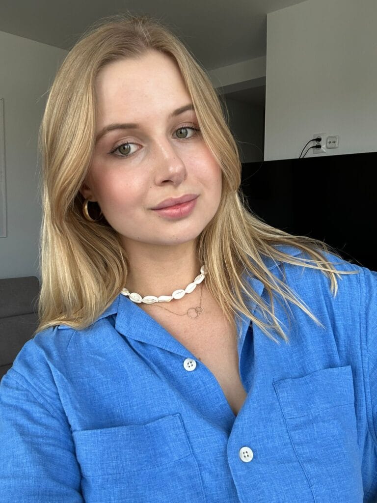 Poznaj nasze gumy treningowe Mini i Power Band – idealne do treningu w domu, na siłowni i w plenerze!
Dzięki wyjątkowej jakości materiałowi gumy oporowe są trwałe, przyjemne w dotyku i nie powodują podrażnień, co czyni je doskonałym wyborem dla każdego. Progresywny opór gum pozwala na dopasowanie intensywności do poziomu zaawansowania, dzięki czemu możesz trenować zarówno górne, jak i dolne partie ciała. Nasze gumy treningowe Mini i Power Band są stworzone z materiałów najwyższej jakości – nie rolują się, nie pękają i zapewniają pełną swobodę ruchu podczas ćwiczeń. Świetnie sprawdzają się zarówno w treningu siłowym, jak i cardio, pomagając w modelowaniu sylwetki i spalaniu tkanki tłuszczowej. Zalety gum Mini i Power Band: * Wszechstronność: przetrenujesz całe ciało. * Kompaktowe w przechowywaniu – idealne do małych przestrzeni. * Wysoka wytrzymałość – gumy nie pękają i zachowują swoje właściwości na długo. * Darmowy plan treningowy – zawiera rozgrzewkę, ćwiczenia i szczegółowe wskazówki. Zabierz nasze gumy treningowe na siłownię, do domu lub w podróż i przekształć każdy trening w efektywną i przyjemną aktywność. Otrzymasz praktyczny woreczek oraz plan treningowy, który pozwoli Ci zacząć od razu po zakupie! gumy treningowe, mini band, power band, gumy materiałowe, trening w domu, sprzęt fitness, akcesoria do ćwiczeń, opór progresywny, taśmy treningowe, gumy do ćwiczeń, siłownia w domu, sprzęt do treningu, gumy oporowe, fitness w domu, akcesoria fitness, gumy do pośladków, gumy na uda, gumy treningowe materiałowe, gumy oporowe materiałowe, gumy na brzuch, trening całego ciała, mini band trening, power band ćwiczenia, opór gum treningowych, bawełniane gumy, gumy do jogi, gumy do pilatesu, gumy do crossfitu, trening siłowy, gumy na siłownię, gumy na wyjazd, sprzęt kompaktowy, gumy odporne na rozciąganie, gumy na cellulit, sprzęt fitness mobilny, gumy do rehabilitacji, gumy uniwersalne, gumy do rozgrzewki, gumy do wzmacniania mięśni, gumy fitness bawełniane, gumy na nogi, gumy na ręce, trening z gumami, sprzęt treningowy, gumy odporne na uszkodzenia, gumy do sportu, ćwiczenia na pośladki, ćwiczenia na uda, ćwiczenia na brzuch, gumy do treningu funkcjonalnego, gumy do wzmacniania ciała, gumy treningowe bez lateksu, gumy do fitnessu domowego, trening z oporem, sprzęt do treningu w domu, gumy antypoślizgowe, gumy na wzmocnienie nóg, gumy na trening siłowy, zestaw gum treningowych, trening w plenerze, gumy wielofunkcyjne, trening dla kobiet, trening dla mężczyzn, gumy na wyjazd, gumy bawełniane, fitness akcesoria, gumy do ćwiczeń funkcjonalnych, gumy do rozciągania, zestaw mini band, zestaw power band, ćwiczenia z oporem, gumy lekkie, gumy o dużym oporze, zestaw do ćwiczeń, gumy na efektywny trening, gumy sportowe, sprzęt do fitnessu, gumy treningowe z oporem, gumy na rozgrzewkę, taśmy do pilatesu, sprzęt fitnessowy, gumy treningowe wysokiej jakości, gumy odporne na zerwanie, gumy z praktycznym woreczkiem.