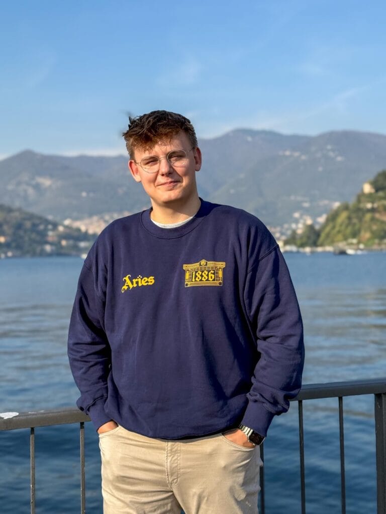 Poznaj nasze gumy treningowe Mini i Power Band – idealne do treningu w domu, na siłowni i w plenerze!
Dzięki wyjątkowej jakości materiałowi gumy oporowe są trwałe, przyjemne w dotyku i nie powodują podrażnień, co czyni je doskonałym wyborem dla każdego. Progresywny opór gum pozwala na dopasowanie intensywności do poziomu zaawansowania, dzięki czemu możesz trenować zarówno górne, jak i dolne partie ciała. Nasze gumy treningowe Mini i Power Band są stworzone z materiałów najwyższej jakości – nie rolują się, nie pękają i zapewniają pełną swobodę ruchu podczas ćwiczeń. Świetnie sprawdzają się zarówno w treningu siłowym, jak i cardio, pomagając w modelowaniu sylwetki i spalaniu tkanki tłuszczowej. Zalety gum Mini i Power Band: * Wszechstronność: przetrenujesz całe ciało. * Kompaktowe w przechowywaniu – idealne do małych przestrzeni. * Wysoka wytrzymałość – gumy nie pękają i zachowują swoje właściwości na długo. * Darmowy plan treningowy – zawiera rozgrzewkę, ćwiczenia i szczegółowe wskazówki. Zabierz nasze gumy treningowe na siłownię, do domu lub w podróż i przekształć każdy trening w efektywną i przyjemną aktywność. Otrzymasz praktyczny woreczek oraz plan treningowy, który pozwoli Ci zacząć od razu po zakupie! gumy treningowe, mini band, power band, gumy materiałowe, trening w domu, sprzęt fitness, akcesoria do ćwiczeń, opór progresywny, taśmy treningowe, gumy do ćwiczeń, siłownia w domu, sprzęt do treningu, gumy oporowe, fitness w domu, akcesoria fitness, gumy do pośladków, gumy na uda, gumy treningowe materiałowe, gumy oporowe materiałowe, gumy na brzuch, trening całego ciała, mini band trening, power band ćwiczenia, opór gum treningowych, bawełniane gumy, gumy do jogi, gumy do pilatesu, gumy do crossfitu, trening siłowy, gumy na siłownię, gumy na wyjazd, sprzęt kompaktowy, gumy odporne na rozciąganie, gumy na cellulit, sprzęt fitness mobilny, gumy do rehabilitacji, gumy uniwersalne, gumy do rozgrzewki, gumy do wzmacniania mięśni, gumy fitness bawełniane, gumy na nogi, gumy na ręce, trening z gumami, sprzęt treningowy, gumy odporne na uszkodzenia, gumy do sportu, ćwiczenia na pośladki, ćwiczenia na uda, ćwiczenia na brzuch, gumy do treningu funkcjonalnego, gumy do wzmacniania ciała, gumy treningowe bez lateksu, gumy do fitnessu domowego, trening z oporem, sprzęt do treningu w domu, gumy antypoślizgowe, gumy na wzmocnienie nóg, gumy na trening siłowy, zestaw gum treningowych, trening w plenerze, gumy wielofunkcyjne, trening dla kobiet, trening dla mężczyzn, gumy na wyjazd, gumy bawełniane, fitness akcesoria, gumy do ćwiczeń funkcjonalnych, gumy do rozciągania, zestaw mini band, zestaw power band, ćwiczenia z oporem, gumy lekkie, gumy o dużym oporze, zestaw do ćwiczeń, gumy na efektywny trening, gumy sportowe, sprzęt do fitnessu, gumy treningowe z oporem, gumy na rozgrzewkę, taśmy do pilatesu, sprzęt fitnessowy, gumy treningowe wysokiej jakości, gumy odporne na zerwanie, gumy z praktycznym woreczkiem.