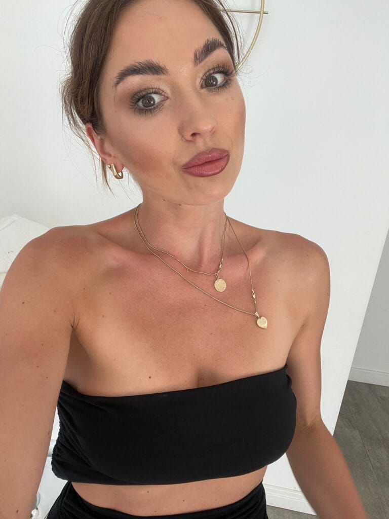 Poznaj nasze gumy treningowe Mini i Power Band – idealne do treningu w domu, na siłowni i w plenerze!
Dzięki wyjątkowej jakości materiałowi gumy oporowe są trwałe, przyjemne w dotyku i nie powodują podrażnień, co czyni je doskonałym wyborem dla każdego. Progresywny opór gum pozwala na dopasowanie intensywności do poziomu zaawansowania, dzięki czemu możesz trenować zarówno górne, jak i dolne partie ciała. Nasze gumy treningowe Mini i Power Band są stworzone z materiałów najwyższej jakości – nie rolują się, nie pękają i zapewniają pełną swobodę ruchu podczas ćwiczeń. Świetnie sprawdzają się zarówno w treningu siłowym, jak i cardio, pomagając w modelowaniu sylwetki i spalaniu tkanki tłuszczowej. Zalety gum Mini i Power Band: * Wszechstronność: przetrenujesz całe ciało. * Kompaktowe w przechowywaniu – idealne do małych przestrzeni. * Wysoka wytrzymałość – gumy nie pękają i zachowują swoje właściwości na długo. * Darmowy plan treningowy – zawiera rozgrzewkę, ćwiczenia i szczegółowe wskazówki. Zabierz nasze gumy treningowe na siłownię, do domu lub w podróż i przekształć każdy trening w efektywną i przyjemną aktywność. Otrzymasz praktyczny woreczek oraz plan treningowy, który pozwoli Ci zacząć od razu po zakupie! gumy treningowe, mini band, power band, gumy materiałowe, trening w domu, sprzęt fitness, akcesoria do ćwiczeń, opór progresywny, taśmy treningowe, gumy do ćwiczeń, siłownia w domu, sprzęt do treningu, gumy oporowe, fitness w domu, akcesoria fitness, gumy do pośladków, gumy na uda, gumy treningowe materiałowe, gumy oporowe materiałowe, gumy na brzuch, trening całego ciała, mini band trening, power band ćwiczenia, opór gum treningowych, bawełniane gumy, gumy do jogi, gumy do pilatesu, gumy do crossfitu, trening siłowy, gumy na siłownię, gumy na wyjazd, sprzęt kompaktowy, gumy odporne na rozciąganie, gumy na cellulit, sprzęt fitness mobilny, gumy do rehabilitacji, gumy uniwersalne, gumy do rozgrzewki, gumy do wzmacniania mięśni, gumy fitness bawełniane, gumy na nogi, gumy na ręce, trening z gumami, sprzęt treningowy, gumy odporne na uszkodzenia, gumy do sportu, ćwiczenia na pośladki, ćwiczenia na uda, ćwiczenia na brzuch, gumy do treningu funkcjonalnego, gumy do wzmacniania ciała, gumy treningowe bez lateksu, gumy do fitnessu domowego, trening z oporem, sprzęt do treningu w domu, gumy antypoślizgowe, gumy na wzmocnienie nóg, gumy na trening siłowy, zestaw gum treningowych, trening w plenerze, gumy wielofunkcyjne, trening dla kobiet, trening dla mężczyzn, gumy na wyjazd, gumy bawełniane, fitness akcesoria, gumy do ćwiczeń funkcjonalnych, gumy do rozciągania, zestaw mini band, zestaw power band, ćwiczenia z oporem, gumy lekkie, gumy o dużym oporze, zestaw do ćwiczeń, gumy na efektywny trening, gumy sportowe, sprzęt do fitnessu, gumy treningowe z oporem, gumy na rozgrzewkę, taśmy do pilatesu, sprzęt fitnessowy, gumy treningowe wysokiej jakości, gumy odporne na zerwanie, gumy z praktycznym woreczkiem.