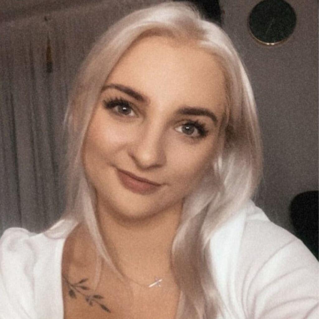 Dieta odchudzająca dla łasuchów: Słodkie przyjemności bez wyrzutów sumienia Kto powiedział, że odchudzanie musi oznaczać rezygnację z ulubionych smakołyków? Dieta odchudzająca dla łasuchów to idealne rozwiązanie dla tych, którzy nie potrafią żyć bez słodkich przekąsek, ale chcą zadbać o swoją sylwetkę. Dzięki odpowiedniemu doborowi składników, możesz cieszyć się deserami i przekąskami, które nie tylko zaspokoją Twoje pragnienie na słodkie, ale również wspomogą proces odchudzania. W tym planie dietetycznym stawiamy na produkty pełnoziarniste, białko, zdrowe tłuszcze oraz naturalne słodziki, które dostarczą Ci energii, a jednocześnie pomogą w redukcji wagi. Znajdziesz tu przepisy na pyszne, niskokaloryczne desery, takie jak jogurtowe parfait, owocowe smoothie bowl, czy czekoladowe muffiny, które nie tylko smakują wyśmienicie, ale również pomagają w utrzymaniu równowagi kalorycznej. Kluczem jest umiejętność wyboru odpowiednich zamienników, które zaspokoją Twoje potrzeby, nie obciążając przy tym organizmu nadmiarem cukru. Dieta dla łasuchów to także regularność posiłków, kontrolowanie porcji oraz picie dużych ilości wody, co pozwala na efektywną kontrolę apetytu. Pamiętaj, że odchudzanie to proces, który wymaga cierpliwości. Z tym planem dietetycznym nie musisz rezygnować z przyjemności, a jednocześnie skutecznie osiągniesz swoje cele związane z utratą wagi. W końcu życie jest za krótkie, żeby nie cieszyć się smakiem ulubionych deserów! dieta, odchudzanie, dieta dla łasuchów, odchudzanie bez głodówek, zdrowe słodycze, odchudzanie i słodycze, niskokaloryczne desery, zdrowa dieta, szybka dieta, dieta bez wyrzutów sumienia, dieta dla łasucha, zdrowe przekąski, odchudzanie bez diety, zdrowe jedzenie, zdrowe alternatywy, fitness, zdrowe przepisy, redukcja wagi, szybkie przepisy, low carb, przepisy na desery, zdrowe tłuszcze, naturalne słodziki, kontrolowanie apetytu, pełnoziarniste produkty, białko w diecie, smoothie bowl, jogurtowe parfait, niskokaloryczne muffiny, odchudzanie bez stresu, dieta z przyjemnością, szybkie desery, smaczne desery, dietetyczne słodycze, dietetyczne przepisy, kalorie, redukcja kalorii, zdrowe opcje, przepisy na zdrowe desery, słodkie przekąski, bez cukru, zdrowe tłuszcze, dieta dla kobiet, dieta dla mężczyzn, zdrowe jedzenie na co dzień, odchudzanie dla leniwych, kontrolowanie kalorii, dieta wysokobiałkowa, zdrowa kuchnia, odchudzanie w miesiąc, zdrowe gotowanie, naturalna dieta, odchudzanie w zdrowy sposób, zmniejszanie kalorii, dieta białkowa, lekkie posiłki, cukier, zamienniki cukru, zdrowe ciasta, zdrowe desery, zdrowe słodycze dla dzieci, bezglutenowa dieta, dieta niskokaloryczna, przepisy bezglutenowe, odchudzanie dla początkujących, zdrowe nawyki, zdrowa sylwetka, utrata wagi, zdrowe życie, gotowanie na diecie, szybkie posiłki, kontrolowanie wagi, dieta zbilansowana, niskokaloryczne dania, smaczne jedzenie, bez białego cukru, przekąski na diecie, łatwe przepisy, szybkie dania, zbilansowana dieta, dieta na lato, zdrowe nawyki żywieniowe, przepisy na lunch, przepisy na kolację, szybkie odchudzanie, zdrowie, dieta fit, dietetyczne obiady, zdrowe jedzenie na szybko.