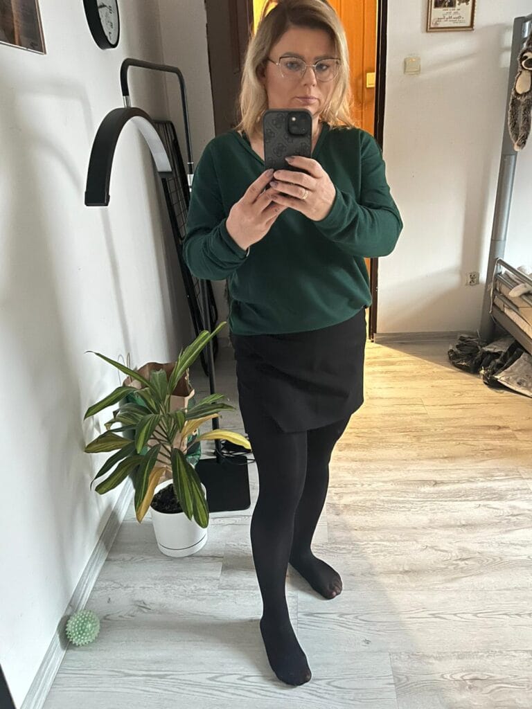 Poznaj nasze gumy treningowe Mini i Power Band – idealne do treningu w domu, na siłowni i w plenerze!
Dzięki wyjątkowej jakości materiałowi gumy oporowe są trwałe, przyjemne w dotyku i nie powodują podrażnień, co czyni je doskonałym wyborem dla każdego. Progresywny opór gum pozwala na dopasowanie intensywności do poziomu zaawansowania, dzięki czemu możesz trenować zarówno górne, jak i dolne partie ciała. Nasze gumy treningowe Mini i Power Band są stworzone z materiałów najwyższej jakości – nie rolują się, nie pękają i zapewniają pełną swobodę ruchu podczas ćwiczeń. Świetnie sprawdzają się zarówno w treningu siłowym, jak i cardio, pomagając w modelowaniu sylwetki i spalaniu tkanki tłuszczowej. Zalety gum Mini i Power Band: * Wszechstronność: przetrenujesz całe ciało. * Kompaktowe w przechowywaniu – idealne do małych przestrzeni. * Wysoka wytrzymałość – gumy nie pękają i zachowują swoje właściwości na długo. * Darmowy plan treningowy – zawiera rozgrzewkę, ćwiczenia i szczegółowe wskazówki. Zabierz nasze gumy treningowe na siłownię, do domu lub w podróż i przekształć każdy trening w efektywną i przyjemną aktywność. Otrzymasz praktyczny woreczek oraz plan treningowy, który pozwoli Ci zacząć od razu po zakupie! gumy treningowe, mini band, power band, gumy materiałowe, trening w domu, sprzęt fitness, akcesoria do ćwiczeń, opór progresywny, taśmy treningowe, gumy do ćwiczeń, siłownia w domu, sprzęt do treningu, gumy oporowe, fitness w domu, akcesoria fitness, gumy do pośladków, gumy na uda, gumy treningowe materiałowe, gumy oporowe materiałowe, gumy na brzuch, trening całego ciała, mini band trening, power band ćwiczenia, opór gum treningowych, bawełniane gumy, gumy do jogi, gumy do pilatesu, gumy do crossfitu, trening siłowy, gumy na siłownię, gumy na wyjazd, sprzęt kompaktowy, gumy odporne na rozciąganie, gumy na cellulit, sprzęt fitness mobilny, gumy do rehabilitacji, gumy uniwersalne, gumy do rozgrzewki, gumy do wzmacniania mięśni, gumy fitness bawełniane, gumy na nogi, gumy na ręce, trening z gumami, sprzęt treningowy, gumy odporne na uszkodzenia, gumy do sportu, ćwiczenia na pośladki, ćwiczenia na uda, ćwiczenia na brzuch, gumy do treningu funkcjonalnego, gumy do wzmacniania ciała, gumy treningowe bez lateksu, gumy do fitnessu domowego, trening z oporem, sprzęt do treningu w domu, gumy antypoślizgowe, gumy na wzmocnienie nóg, gumy na trening siłowy, zestaw gum treningowych, trening w plenerze, gumy wielofunkcyjne, trening dla kobiet, trening dla mężczyzn, gumy na wyjazd, gumy bawełniane, fitness akcesoria, gumy do ćwiczeń funkcjonalnych, gumy do rozciągania, zestaw mini band, zestaw power band, ćwiczenia z oporem, gumy lekkie, gumy o dużym oporze, zestaw do ćwiczeń, gumy na efektywny trening, gumy sportowe, sprzęt do fitnessu, gumy treningowe z oporem, gumy na rozgrzewkę, taśmy do pilatesu, sprzęt fitnessowy, gumy treningowe wysokiej jakości, gumy odporne na zerwanie, gumy z praktycznym woreczkiem.